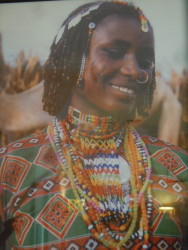 Volto tipico  sorridente di una giovane donna incostume hidareb Eritrea