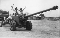 Immagine di gioia dei guerrigliri eritrei per aver sottratto un cannone al nemico