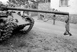 Foto: la beffa di un guerra 'il bambino eritreo che gioca con carro armato distrutto'