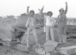 Foto di esultazione per la vittoria militare dei guerriglieri