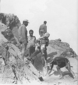 Fotografia: costruzione di un sentiero in roccia
