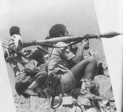 Foto di un gerrigliero eritreo mentre spara con anticarro