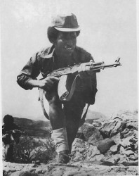 Foto di un gerrigliero eritreo in campo di battaglia