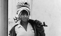 Foto di una guerrigliera eritrea con fucile alle spalla