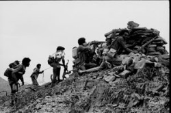 Foto dei guerriglieri in campo di battaglia mentre sparano