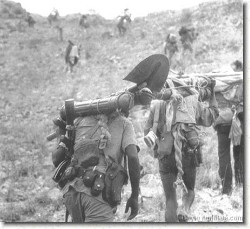 Immagine : marcia verso il fronte di una colonna di guerriglieri eritrei
