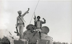 Foto di una gioia per il sequestro di un carro armato etiopico