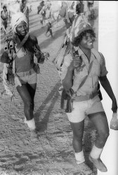 Foto: guerrigliere e guerriglieri in cammino verso fronte di guerra