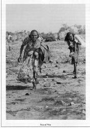 Foto di donne mentre camminano inchinate per evitare le pallottole vaganti di un battaglia