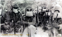 Foto di guerriglieri con maschera artigianale anti gas nervino