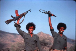 Foto: entusiasmo partecipativo femminile alla lotta eritrea