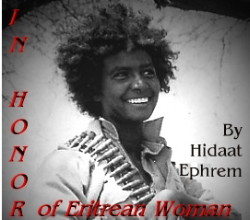 Foto di un fiero sorriso di una eroina eritrea, con corona di proiettili al collo
