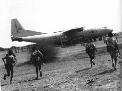 Foto di un attacco ad un aeroporto da guerriglieri eritrei