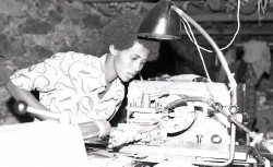 Foto di un tecnico al laboratorio sottorraneo nel Sahel eritreo