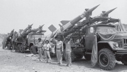 Foto di un bottino di guerra eritreo, missili sovietici con rampe modili