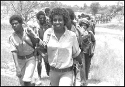 Foto: la marcia delle guerrigliere eritree verso il fronte di guerra