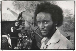 Foto di un guerrigliero eritreo con un cannone sequetrato al nemico