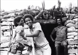 Foto di un incontro dei guerriglieri e mentre si salutano