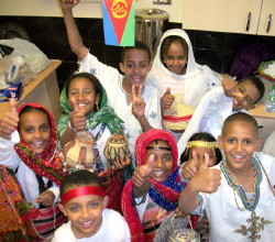 Foto: volti giosi ei ragazzi del festival eritreo di Inghilterra