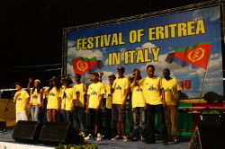Foto: posa giovani eritrei al festival eritreo di Milano