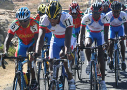 Foto della nazionale di ciclismo eritrea in gara a cronometri