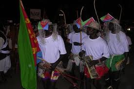 Foto dei danzatori cunama al festival di Asmara