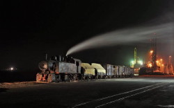 Foto notturna del treno a vapore a Massawa
