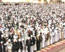Foto: giorno di festa Id, fedeli in preghiera ad Asmara