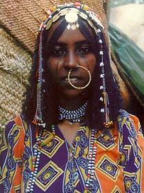 Foto di una dona etnia begia