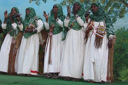 Foto al festival eritreo di Asmara donne saho mentre cantano