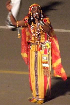 Foto di una cantante Fatna Suleiman con ornamento che rappresenta Eritrea
