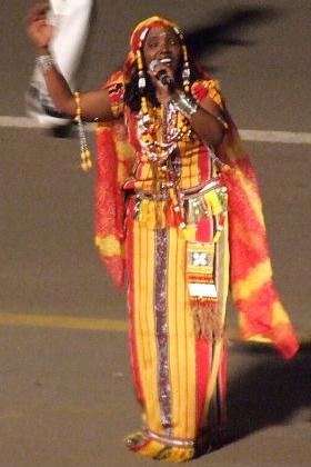 Foto di una cantante Fatna Suleiman con ornamento che rappresenta Eritrea