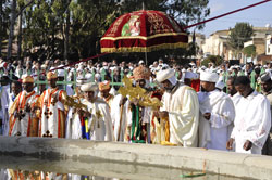 Foto di una processione religiosa di un giornata di festa ad Asmara