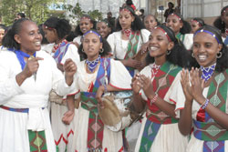 Foto donne di Simigiana Eritrea mentre ballano