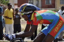 Primo piano di un sportivo nazionale eritreo in competizione