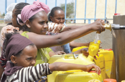 Foto: distribuzione di acqua potabile in campagna