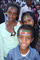 Foto di ragazzini dipinti dai colori della bandiera eritrea