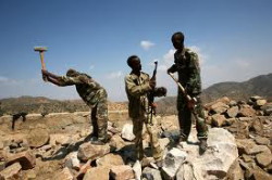Foto: soldati dileva eritrei al lavoro