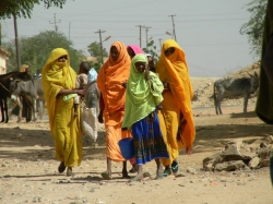 Foto di donne eritree di Tiho mentre camminano