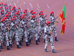 Foto di una parata di soldatesse eritree