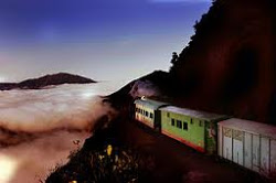 Foto del treno sopra le nuvole in altopiano vicino Asmara