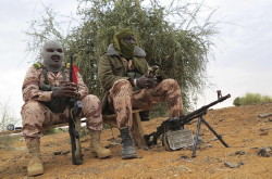 Foto di due soldati incappucciati maliani