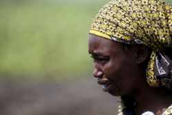 Foto di una donna mentre piange a causa della Guerra in Congo