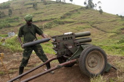 Foto di un soldato mentre carica il cannone