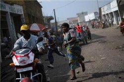 Congo in corsa di moticicletta e una donna