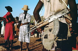 Foto di ragazze sudsudanesi, una con fucile kalashnikov