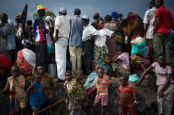 Foto di un momento di attesa della popolazione di Goma