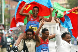 Festeggiamento della vittoria del campione eritreo Zennai