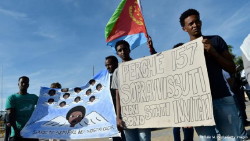 Protesta dei profughi a Lampedusa per assensa delle salme al funerale