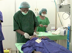 Cura del paziente all'ospedale di Asmara